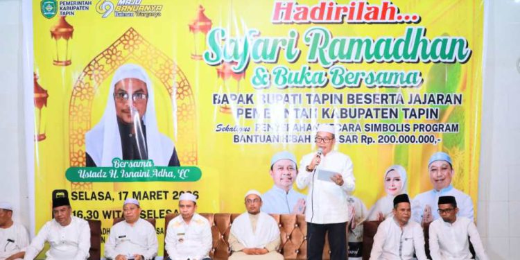 Sekdaprov Kalsel H. Muhammad Syarifuddin membacakan sambutan Gubernur Kalsel H Muhidin pada kegiatan Safari Ramadan. (foto : adpim kalsel)