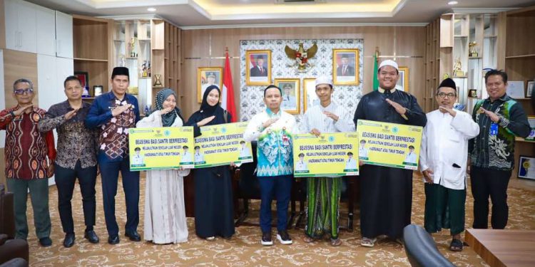 Bupati Tapin H Yamani foto bersama dengan penerima bantuan Baznas Tapin. (foto : istimewa)