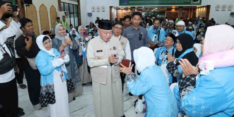 Gubernur Kalsel H Muhidin saat melepas JCH kloter 1 asal Banjarmasin. (foto : adpim kalsel)