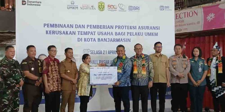 Disaksikan Wakil Menteri UMKM RI Helvi Yuni, pihak BRI saat menyerahkan polis asuransi kepada perwakilan UMKM. (foto : shn/seputaran)