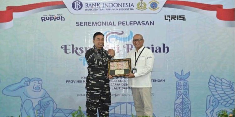 Kepala Perwakilan Bank Indonesia Provinsi Kalimantan Selatan, Fadjar Majardi, dan Komandan Komando Daerah TNI Angkatan Laut (Dankodaeral) XIII, Laksamana Muda TNI Sumarji Bimoaji. (foto : istimewa)