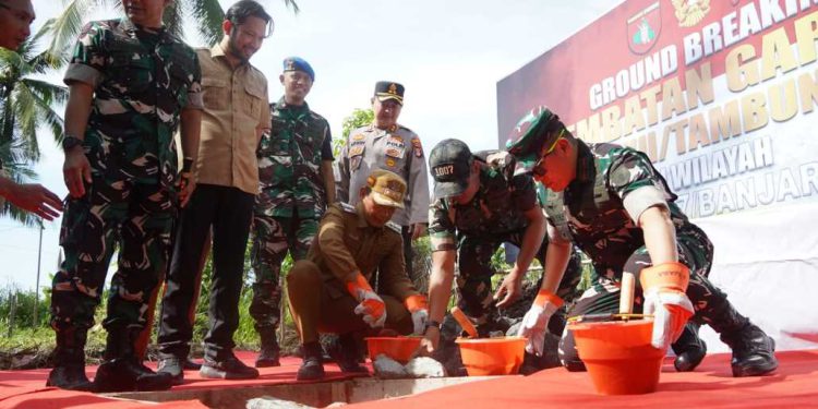 Walikota Banjarmasin HM Yamin saat peletakan batu pertama pembangunan jembatan Perintis Garuda. (foto : shn/seputaran)