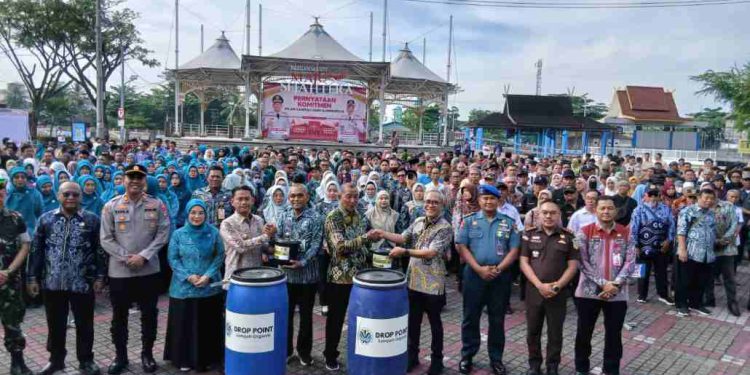 Foto bersama usai deklarasi dan komitmen pilah sampah dari sumbernya. (foto : shn/seputaran)