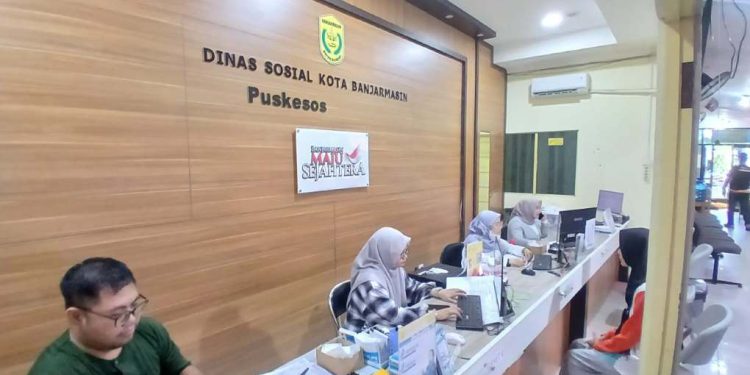 Kantor Dinsos Banjarmasin yang tetap buka pelayanan pada Jumat, meski ada WFH. (foto : shn/seputaran)