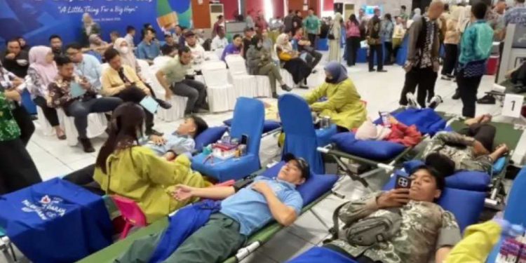 Kegiatan donor darah dan layanan kesehatan gratis dalam rangka HUT ke-62 Bank Kalsel. (foto : istimewa)