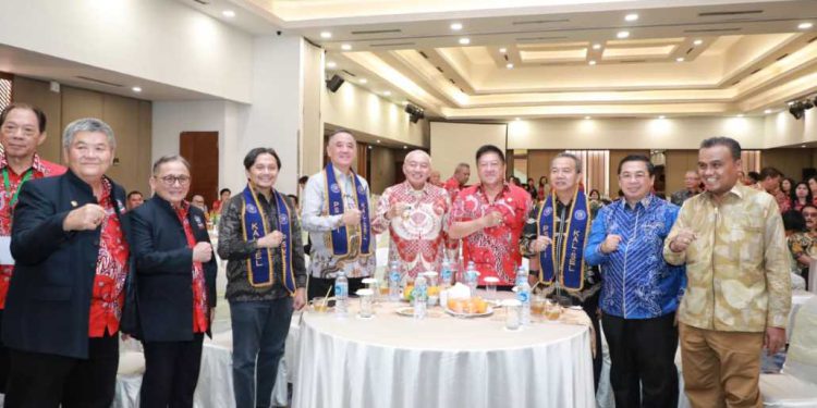 Gubernur dan Wakil Gubernur Kalsel H Muhidin - H Hasnuryadi Sulaiman saat menghadiri pelantikan PSMTI Kalsel. (foto : adpim kalsel)