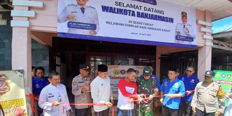 Walikota Banjarmasin HM Yamin saat gunting pita tanda diresmikannya Sekretariat Redbar Banjarmasin Barat. (foto : shn/seputaran)