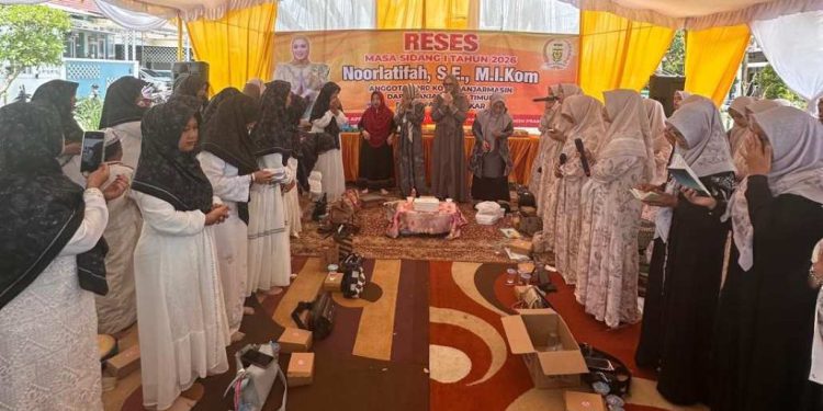 Anggota DPRD Banjarmasin Dapil Banjarmasin Utara Noorlatifah saat reses yang diisi dengan pembacaan maulid habsy. (foto : istimewa)