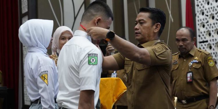 Walikota Banjarmasin HM Yamin saat kalungkan ID Card Peserta tanda dimulainya seleksi Paskibraka Banjarmasin 2026. (foto : shn/seputaran)