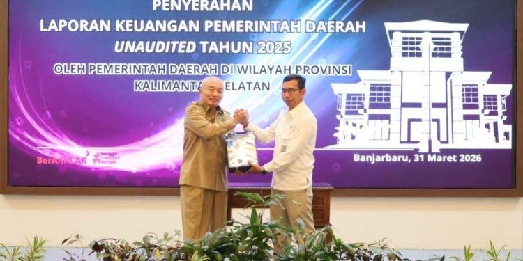 Gubernur Kalsek H Muhidin menyerahkan LKPD  2025 kepada Kepala BPK RI Perwakilan Kalsel Adriyanto. (foto : adpim kalsel)