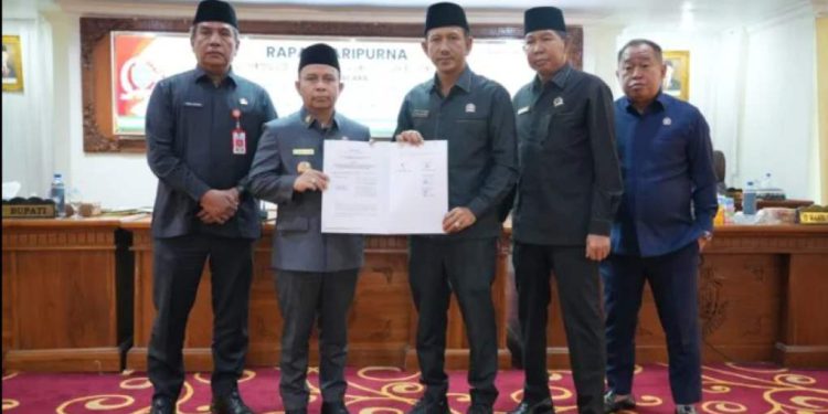 Bupati Tapin H Yamani foto bersama dengan unsur pimpinan DPRD Tapin pada penyampaian LKPJ 2025. (foto : istimewa)