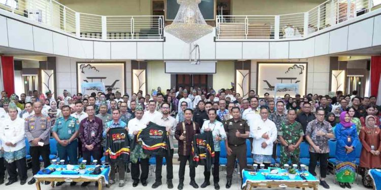 Foto bersama sambil menunjukkan baju logo Harjad ke-500 Banjarmasin yang baru dilaunching. (foto : shn/seputaran)