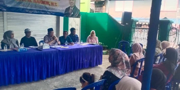 H M Makmur menanggapi aspirasi masyarakat  saat Reses di Jalan Ratu Jaleha, Karang Mekar. (foto : smr/seputaran)