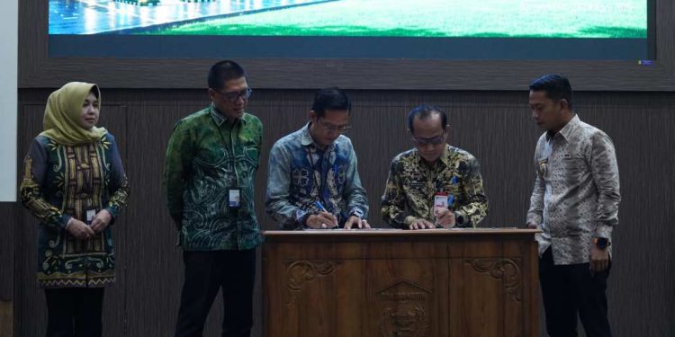 Walikota Banjarmasin HM Yamin dan Dirut Bank Kalsel Fachrudin saksikan Penandatanganan MoU Program UMARA. (foto : shn/seputaran)