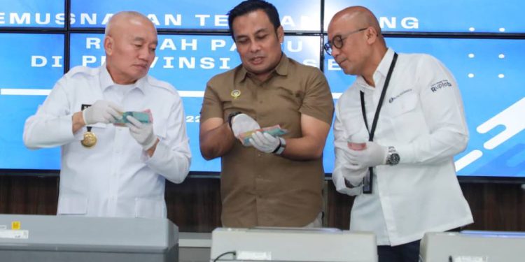 Gubernur Kalsel H Muhidin saat pemusnahan uang palsu. (foto : adpim kalsel)