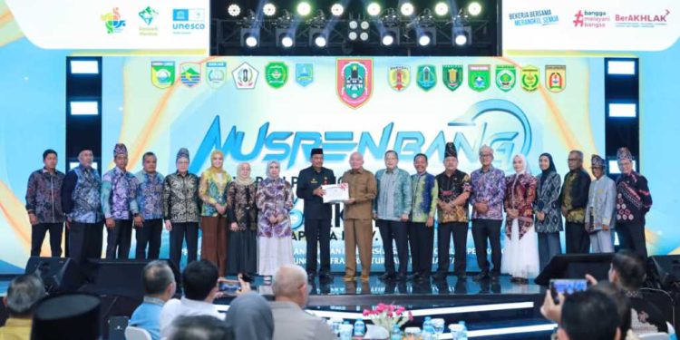Gubernur Kalsel H Muhidin dan Forkopimda se-Kalsel foto bersama di sela Musrenbang. (foto : adpim kalsel)