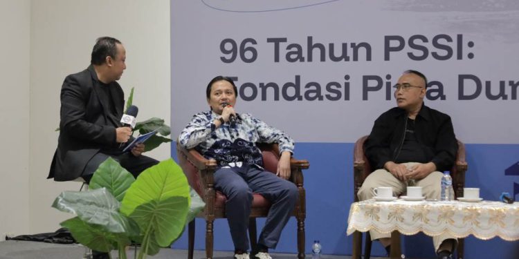 Wagub Kalsel sekaligus Anggota Komite Eksekutif PSSI H Hasnuryadi Sulaiman menjadi narasumber forum diskusi “96 Tahun PSSI: Fondasi Piala Dunia 2030”. (foto : adpim kalsel)