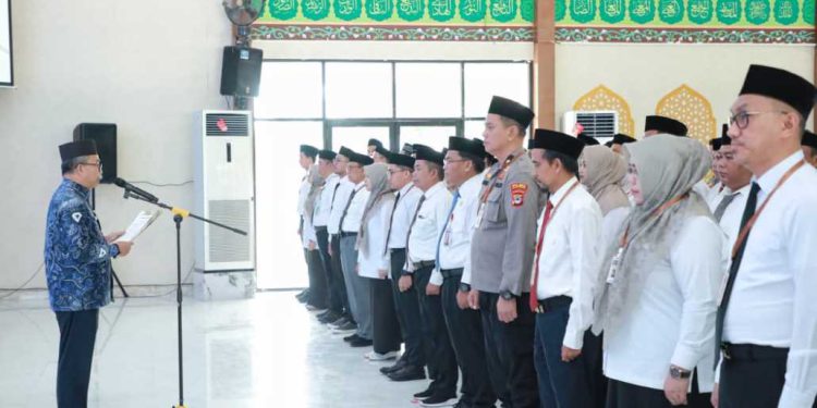 Sekdaprov Kalsel H. Muhammad Syarifuddin secara resmi melakukan Pengukuhan PHD dan Tim Pendukung PPIH Embarkasi Banjarmasin. (foto : adpim kalsel)