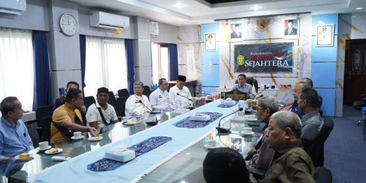 Walikota Banjarmasin HM Yamin saat pertemuan dengan Paguyuban Pedagang Pasar Ujung Murung. (foto : shn/seputaran)