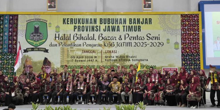 Bubuhan Banjar yang ada di Surabaya foto bersama dengan Paman Birin. (foto : istimewa)