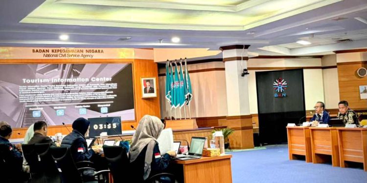 Sekdaprov Kalsel HM Syarifuddin mempresentasikan capaian kinerja luar biasa di hadapan panelis Tim Presentasi KPLB Periode Mei 2026. (foto : adpim kalsel)