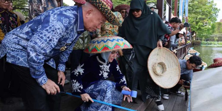 Gubernur Kalsel H Muhidin dan istri saat meresmikan Dermaga Pasar Terapung di TMII Jakarta. (foto : adpim kalsel)