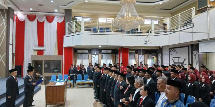 Walikota Banjarmasin HM Yamin saat melantik pejabat Pemko Banjarmasin. (foto : shn/seputaran)