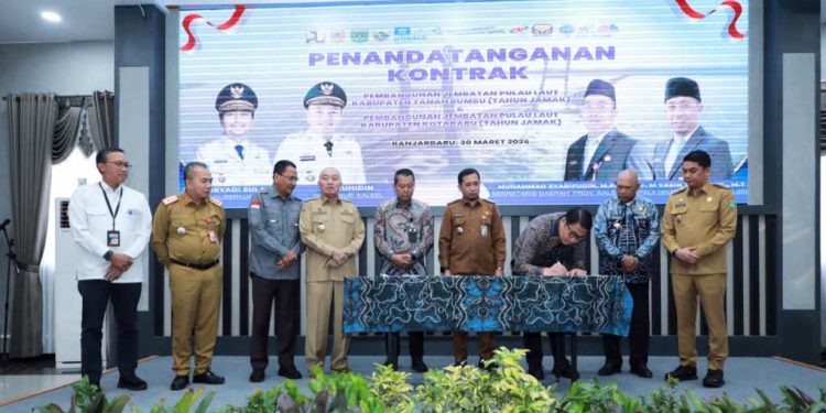Gubernur Kalsel H Muhidin saat menyaksikan penandatanganan kontrak pembangunan jembatan Pulau Laut. (foto : adpim kalsel)