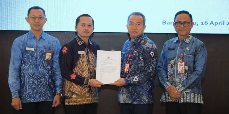 Sekdaprov Kalsel Muhammad Syarifuddin menerima Hasil Penilaian Opini Ombudsman RI 2025 oleh Ketua Perwakilan Ombudsman RI Kalsel Hadi Rahman. (foto : adpim kalsel)