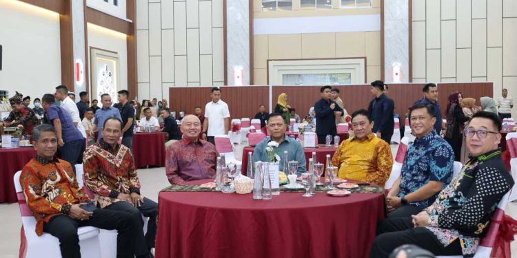 Gubernur Kalsel H Muhidin ramah-tamah dengan Panglima Daerah Militer XXII/Tambun Bungai (Pangdam XXII/TB), Mayjen TNI Zainul Arifin bersama Forkopimda Kalteng. (foto : adpim kalsel)