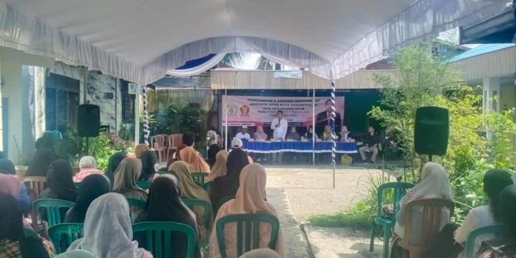 Anggota DPRD Banjarmasin Dapil Banjarmasin Timur Husaini Reses di Gang Delima, Jalan Manggis, Banjarmasin Timur. (foto : smr)