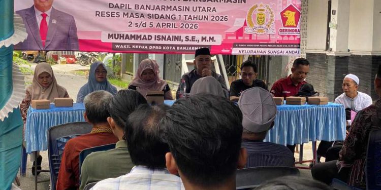 M Isnani saat menanggapi keluahan dan aspirasi yang disampaikan warga saat kegiatan Reses di Komplek Pesona Persada, Sungai Andai. (foto : smr)
