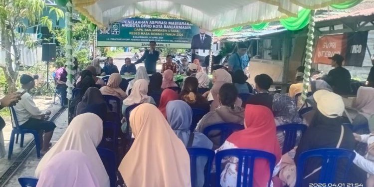 Anggota DPRD Banjarmasin Zainal Hakim saat reses dengan warga Jalan Padat Karya Komplek Perdana Mandiri Blok C2, Sungai Andai, Banjarmasin Utara. (foto : smr)