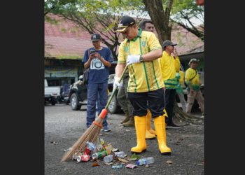 Bupati Tapin Menyapu di Lingkungan Pasar Keraton