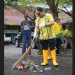 Bupati Tapin Menyapu di Lingkungan Pasar Keraton