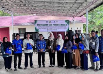 Bank Kalsel Cabang Paringin Bagikan 568 Bantuan Paket Sembako untuk Petugas Kebersihan DPLH Balangan