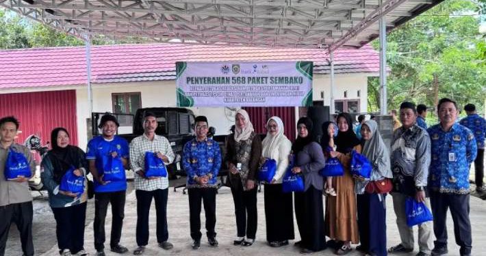 Petugas kebersihan DPLH Balangan saat menerima paket bantuan sembako Bank Kalsel cabang Paringin. (foto : istimewa)