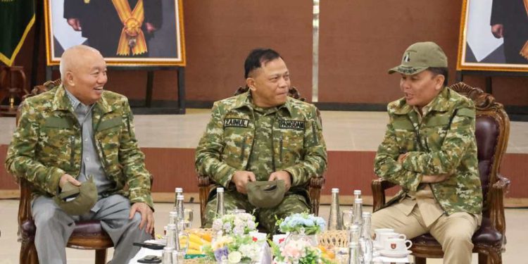 Gubernur Kalsel H Muhidin, Pangdam XXII/TB) Mayjen TNI Zainul Arifin dan Gubernur Kalteng H Agustiar Sabran. (foto : adpim kalsel)