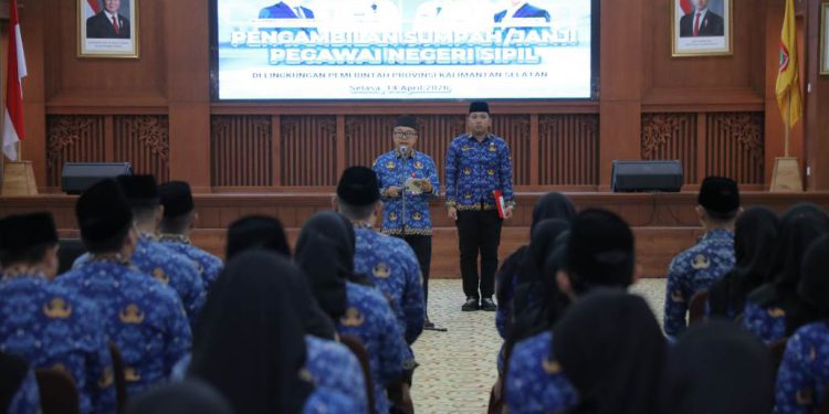 Sekdaprov Kalsel Muhammad Syarifuddin saat memimpin pengambilan sumpah janji jabatan ASN Pemprov Kalsel. (foto : adpim kalsel)