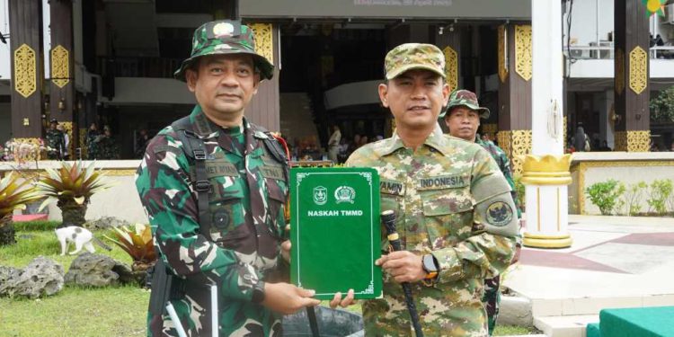 Walikota Banjarmasin HM Yamin Dandim 1007/Banjarmasin bersama Kolonel Czi Slamet Riyadi saat tunjukan naskah TMMD. (foto : shn/seputaran)