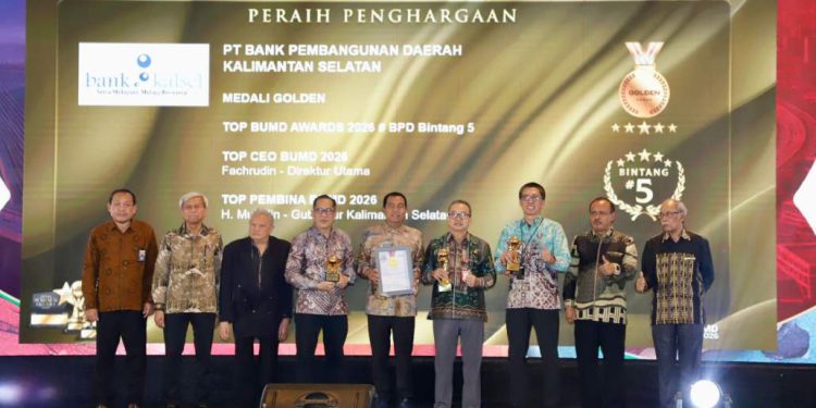 Direktur Utama Bank Kalsel Fachrudin saat menerima tropi penghargaan di ajang  TOP BUMD Awards 2026. (foto : Bank Kalsel)