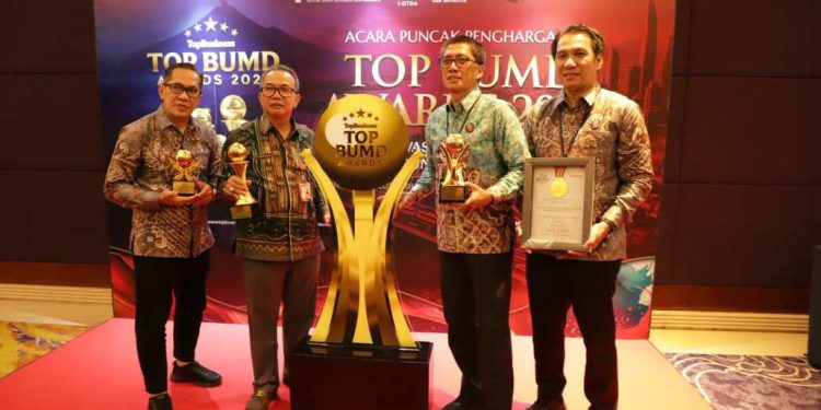 Sekdaprov Kalsel H Muhammad Syarifuddin saat menerima penghargaan TOP Pembina BUMD untuk Gubernur Kalsel H Muihidin. (foto : adpim kalsel)