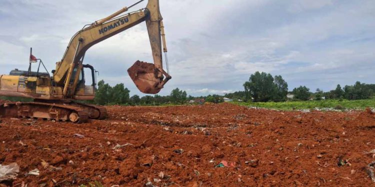 Proses penutupan area landfill TPA Basirih. (foto : shn/seputaran)