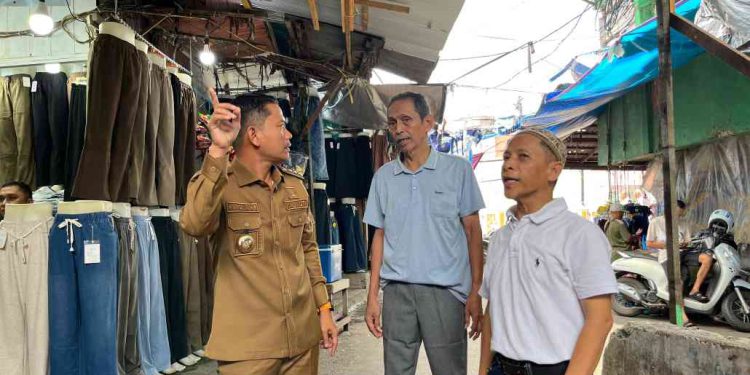 Walikota Banjarmasin HM Yamin saat meninjau Pasar Ujung Murung. (foto : shn/seputaran)