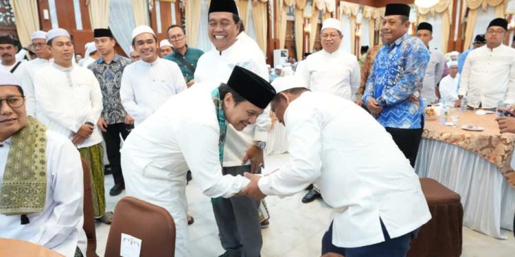 Wagub Kalsel H Hasnuryadi Sulaiman saat menghadiri pelantikan MUI Kalsel. (foto : adpim kalsel)