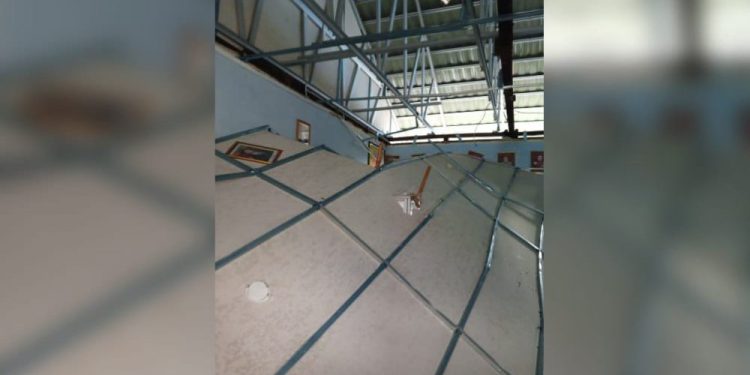 Bagian plafon ruangan Kepsek SDN Telaga Biru 9 yang ambruk. (foto : shn/seputaran)