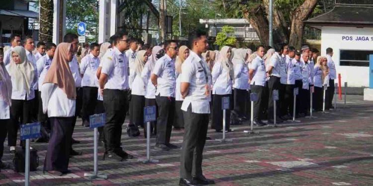ASN Pemko Banjarmasin saat mengikuti apel yang diwajibkan menggunakan pakaian dan atribut kedinasan lengkap. (foto : shn/seputaran)