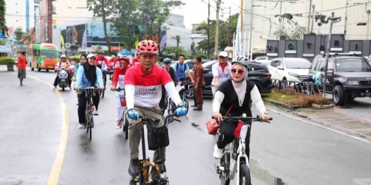 Walikota Banjarmasin HM Yamin dan istri saat bersepeda. (foto : shn/seputaran)