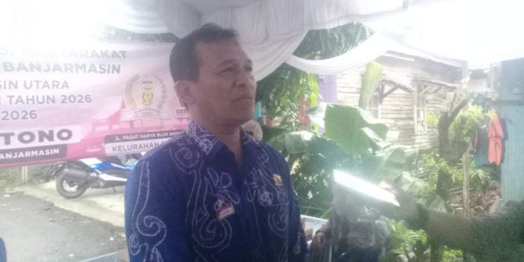 Anggota DPRD Banjarmasin Dapil Banjarmasin Utara Hari Kartono diwawancarai usai reses. (foto : smr)