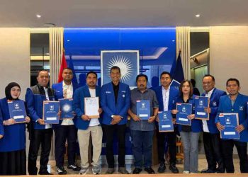 DPP Serahkan SK Kepengurusan DPD PAN se-Kalsel